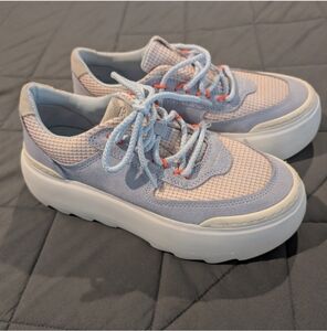 LIKE NEW UGG Marin Mega Lace-up